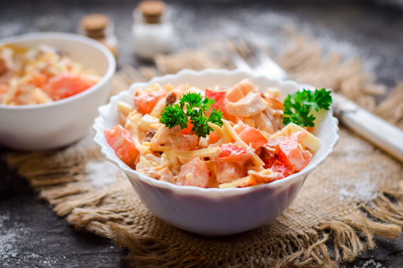Салат с копченой курицей и помидорами за 10 минут - оригинальный рецепт с пошаговыми фото