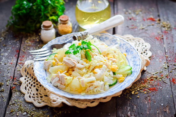 Салат с курицей, ананасами и кукурузой - классический рецепт с фото