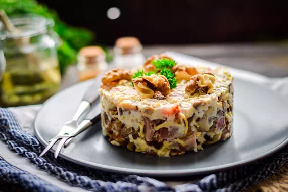 Салат с мясом и грибами - оригинальный рецепт с пошаговыми фото