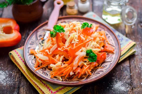 Витаминный салат из капусты со сладким перцем - очень простой рецепт с фото