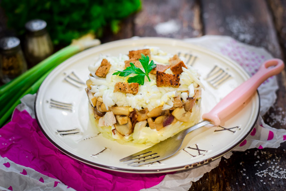 Салат с курицей, картошкой и шампиньонами - традиционный рецепт с пошаговыми фото