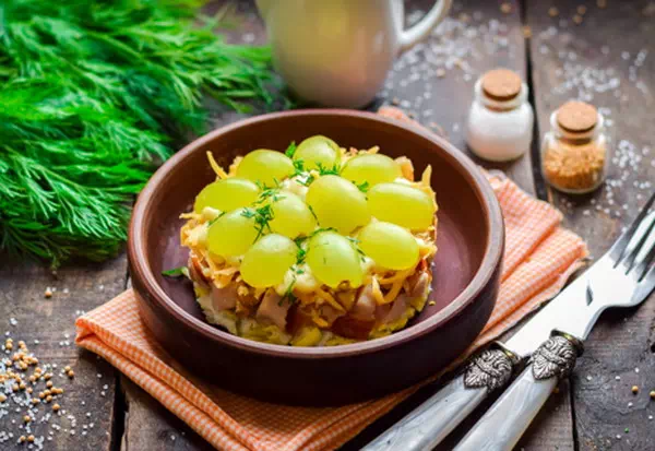 Салат «Тиффани» с копченой курицей и виноградом - оригинальный рецепт с пошаговыми фото