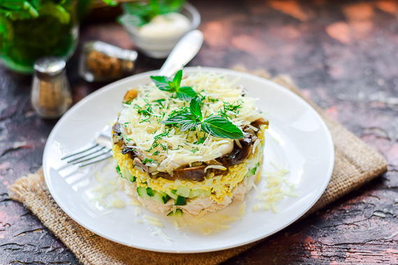 Слоеный салат с курицей и грибами - классический рецепт с фото