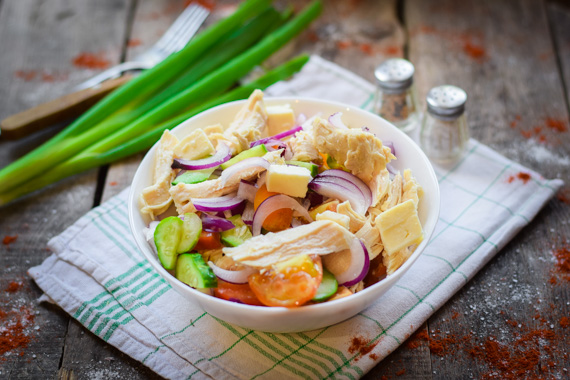 Салат с курицей, овощами и адыгейским сыром за 15 минут - простой рецепт с пошаговыми фото