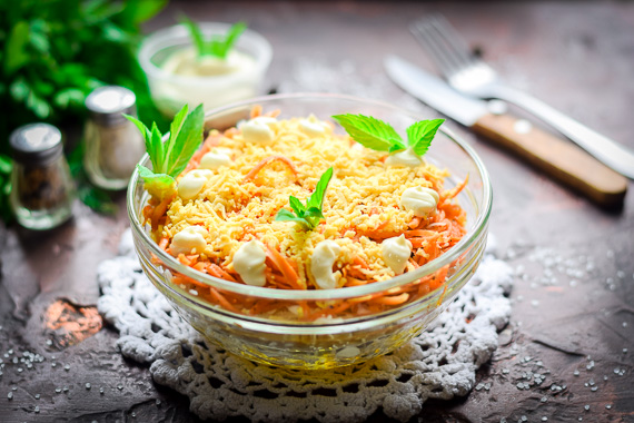 Салат с курицей, корейской морковью и сыром - оригинальный рецепт с пошаговыми фото