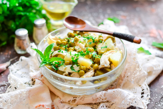 Салат с курицей, картошкой и горошком - простой рецепт с пошаговыми фото