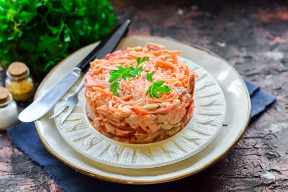 Салат с фасолью, корейской морковкой, колбасой и перцем - оригинальный рецепт с фото