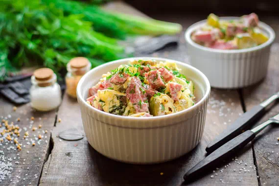Салат с копченой колбасой, сыром и солеными огурцами - оригинальный рецепт с фото