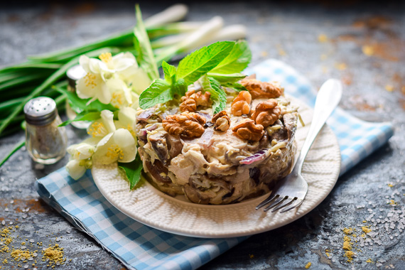 Салат с курицей, маринованными грибами и грецкими орехами - простой рецепт с фото