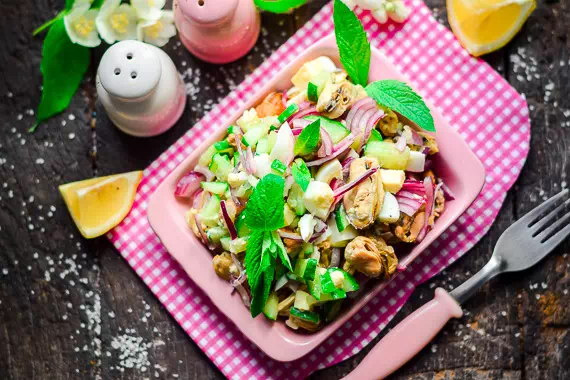 Салат с мидиями, свежими огурцами и яйцом - очень простой рецепт с пошаговыми фото
