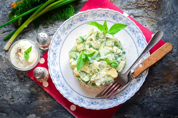 Салат с огурцом, яицами, зеленью и сметаной - пошаговый рецепт с фото