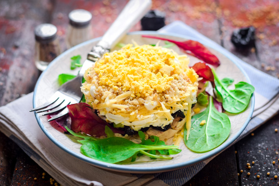 Салат «Нежность» с курицей, черносливом и сыром - классический рецепт с пошаговыми фото