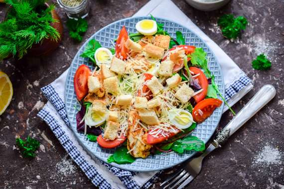 Салат с курицей, яйцом, помидорами и сыром Пармезан - простой рецепт с пошаговыми фото