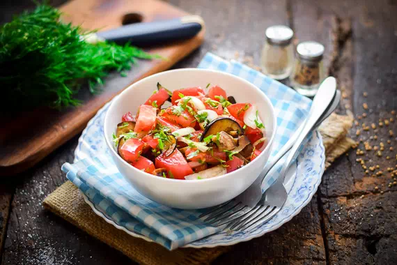 Салат с баклажанами, помидорами и зеленью за 20 минут - очень простой рецепт с пошаговыми фото