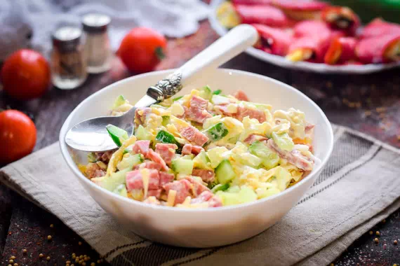 Салат с копченой колбасой, сыром и огурцом - очень простой пошаговый рецепт с фото