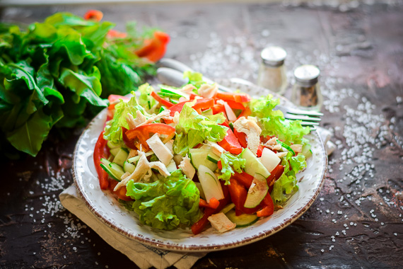Салат с куриной грудкой, болгарским перцем, огурцами и помидорами - быстрый рецепт с фото