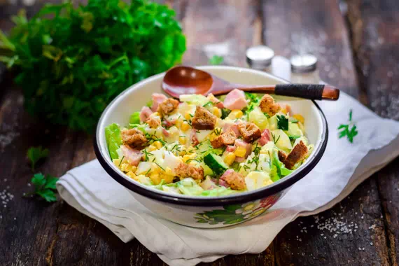 Салат с копченой колбасой, кукурузой и сухариками - быстрый рецепт с пошаговыми фото