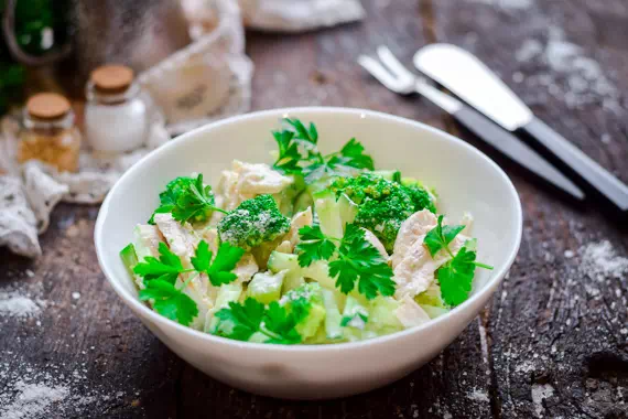 Диетический салат для похудения с брокколи и курицей - быстрый рецепт с пошаговыми фото
