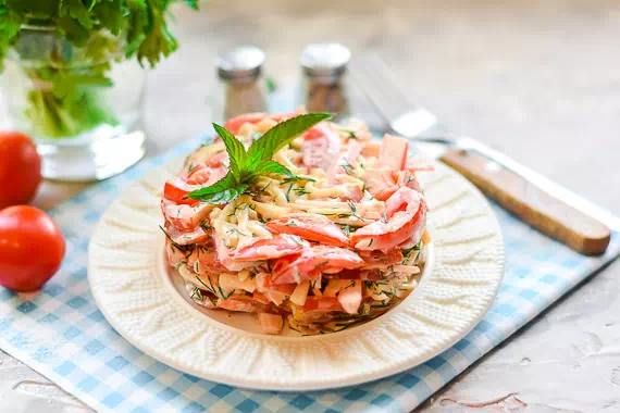 Салат "Эдем" с крабовыми палочками, помидорами и сыром - классический рецепт с фото