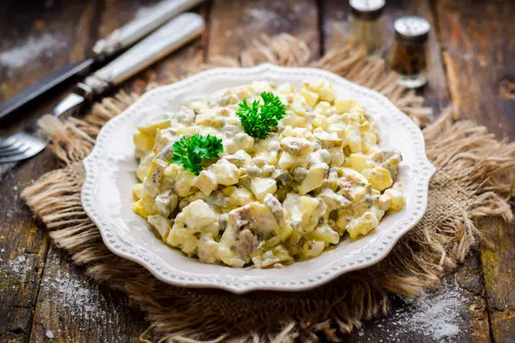 Салат с сардиной, яйцом, картофелем и огурцами - оригинальный рецепт с фото