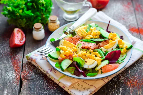 Салат из овощей с яйцом и кукурузой за 15 минут - очень простой рецепт с пошаговыми фото