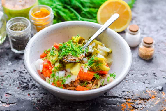 Салат с селедкой, морковью, картофелем и маринованными огурцами - пошаговый рецепт с фото