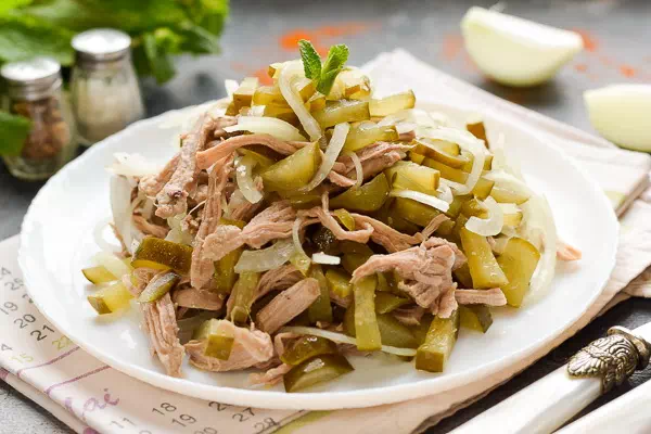 Салат с говядиной и маринованными огурцами - быстрый рецепт с пошаговыми фото