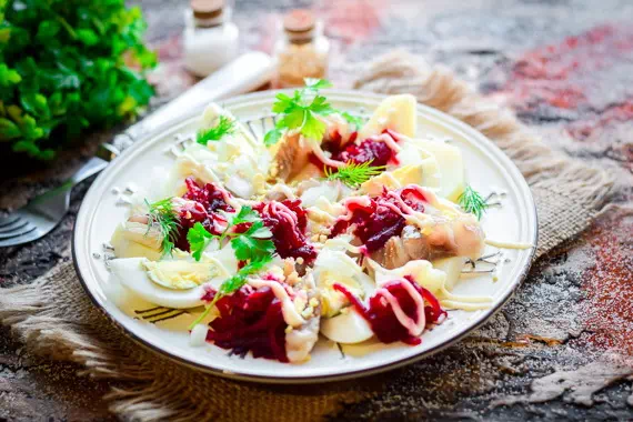 Салат с картошкой, свеклой и селедкой - быстрый рецепт с пошаговыми фото