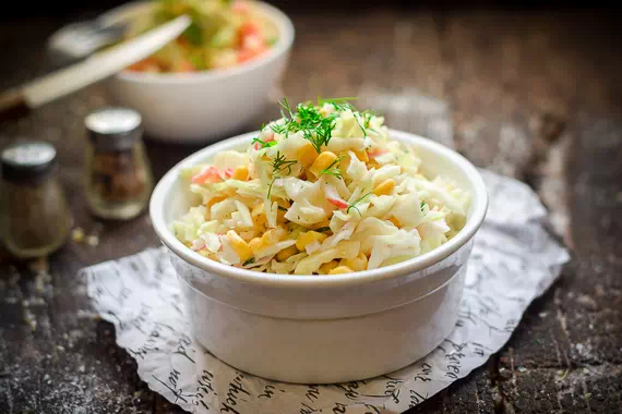 Салат с крабовыми палочками, кукурузой и капустой за 10 минут - рецепт с пошаговыми фото