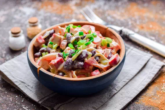 Салат с крабовыми палочками и красной фасолью - оригинальный рецепт с пошаговыми фото