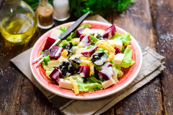 Салат из свеклы с сыром и черносливом - оригинальный рецепт с пошаговыми фото