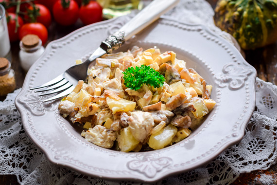 Салат с курицей, ананасами и грибами - классический рецепт с фото