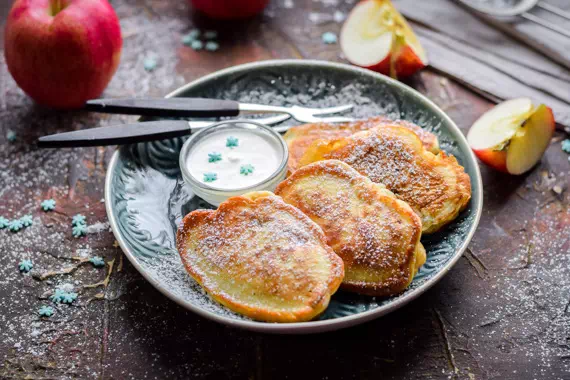 Оладьи с яблоками на кефире - классический рецепт с пошаговыми фото