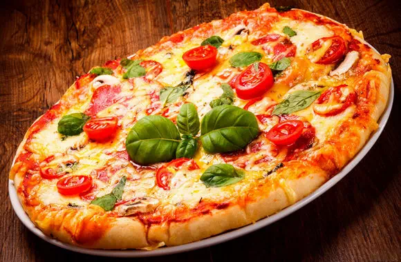 Домашняя пицца в духовке с колбасой, сыром и помидорами