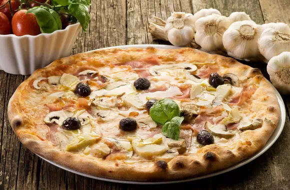 Пицца с шампиньонами в домашних условиях - простой рецепт