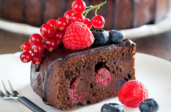 Шоколадный торт с ягодами - пошаговый рецепт