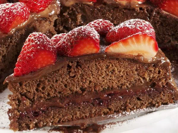 Шоколадный торт с клубникой - простой рецепт
