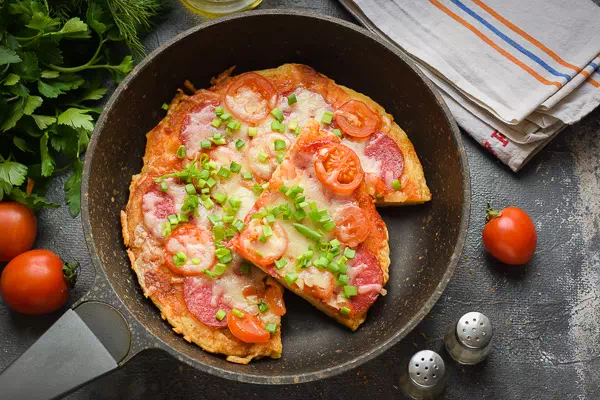 Домашняя пицца на сковороде - быстрый рецепт с пошаговыми фото