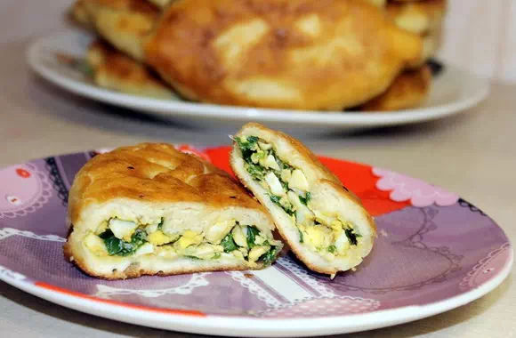 Пирожки с зелёным луком и яйцом жареные на сковороде
