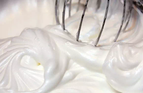 Белковый крем для украшения торта 