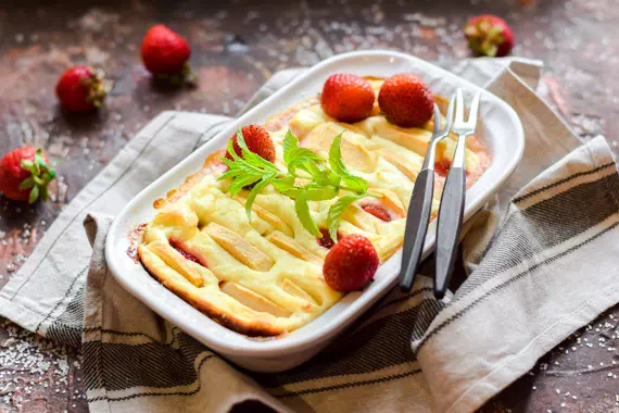 Творожная запеканка в духовке с клубникой и яблоками - очень простой рецепт с фото