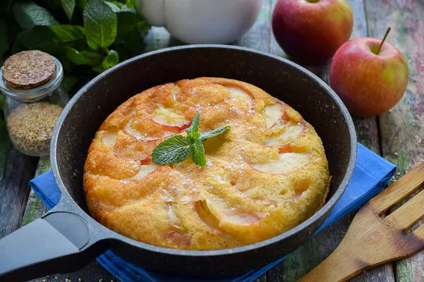 Шарлотка с яблоками на сковороде - очень простой рецепт с пошаговыми фото