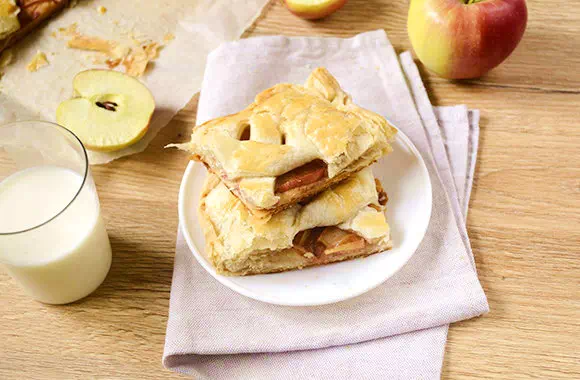 Яблочный пирог из слоеного теста - классический рецепт с фото