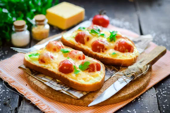 Горячие бутерброды с помидорами в духовке - рецепты с фото