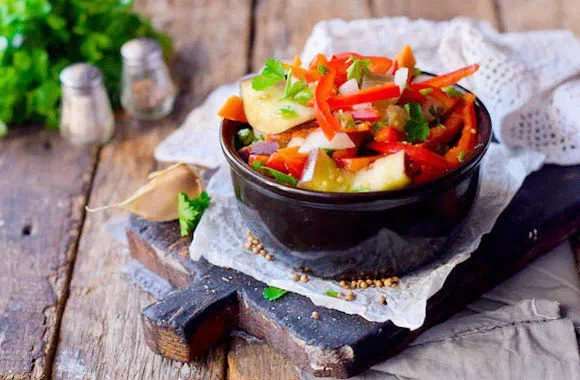 Быстрая и вкусная закуска из маринованных баклажанов с овощами - пошаговый рецепт с фото