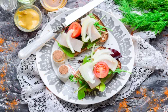 Датский открытый сэндвич с сельдью