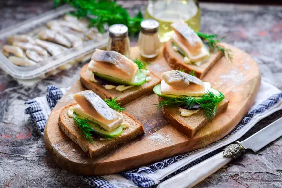 Бутерброды с селедкой и свеклой -  пошаговый рецепт с фото