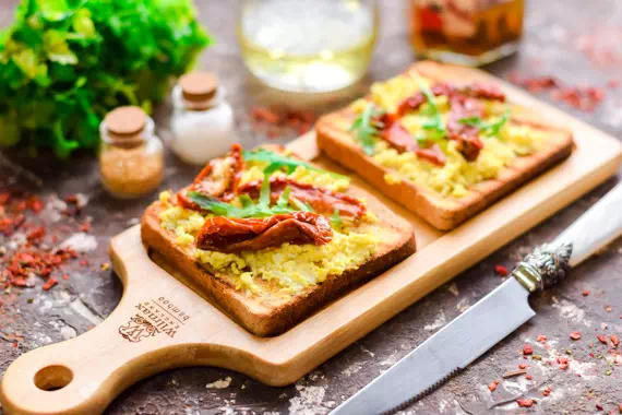 Бутерброды с плавленым сыром и вялеными помидорами - рецепт с фото
