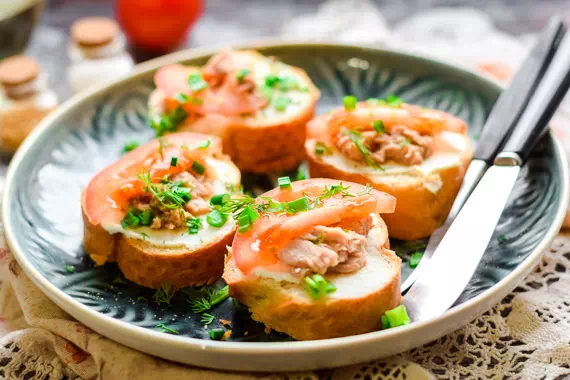 Вкусные бутерброды с тунцом - рецепт с фото