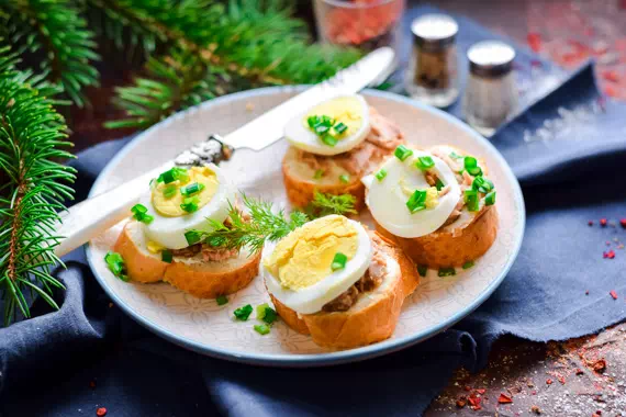 Бутерброды с тунцом и вареным яйцом - рецепт с фото